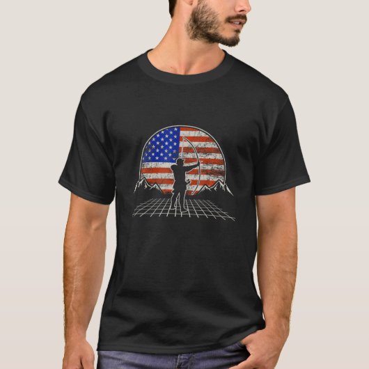 アーチェリー射手のボートを打つ弓ハンターアメリカ国旗 Tシャツ (正面)