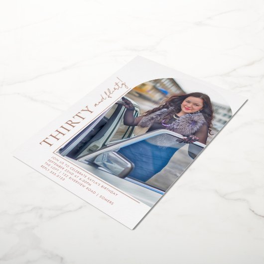 アーチエレガント形30および写気のあるそぶりをした真バラ金ゴールド 箔招待状 (回転した状態)