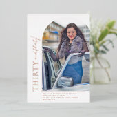 アーチエレガント形30および写気のあるそぶりをした真バラ金ゴールド 箔招待状 (立ち正面)