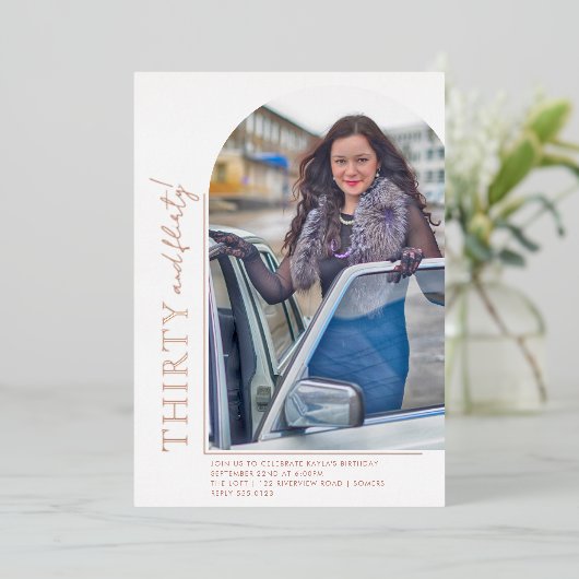 アーチエレガント形30および写気のあるそぶりをした真バラ金ゴールド 箔招待状 (立ち正面)