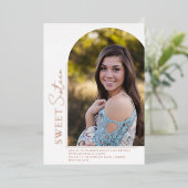 アーチシェイプエレガントスウィート16バラ金ゴールド写真 箔招待状 (立ち正面)