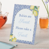 アーチシェイプレモンのベビーは甘い好意テーブルである 台座サイン (インサイチュ)