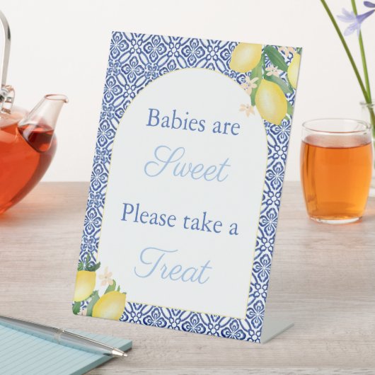 アーチシェイプレモンのベビーは甘い好意テーブルである 台座サイン (インサイチュ)