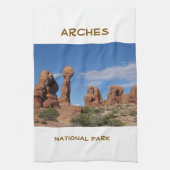 アーチス国立公園の岩層 キッチンタオル (縦)