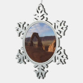 アーチズ国立公園のデリケートなアーチII スノーフレークピューターオーナメント (右)