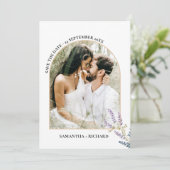 アーチパープルワイルドフラワーウェディング日付を保存 招待状 (スタンド正面)