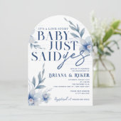 アーチベイビー ちょうどイエスと言った 白い花のエンゲージメント 招待状 (スタンド正面)