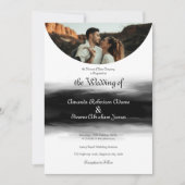 アーチモダン型フォトブラック結婚ブラシのストローク 招待状 (正面)