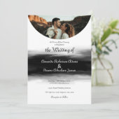 アーチモダン型フォトブラック結婚ブラシのストローク 招待状 (スタンド正面)