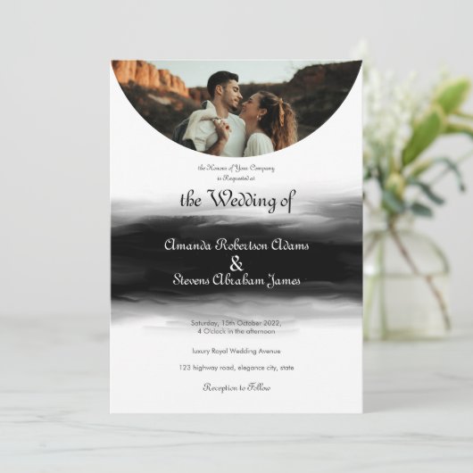 アーチモダン型フォトブラック結婚ブラシのストローク 招待状 (スタンド正面)