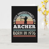 アーチャー生まれ1976年50誕生日アーチェリーギフト カード (黄色い花)