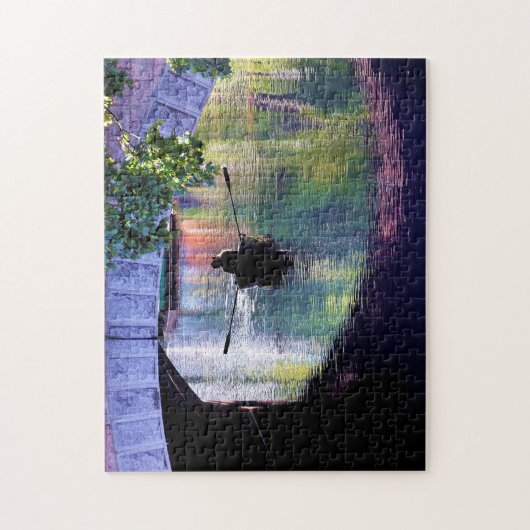 アーチロックブリッジの下の風光明媚なグリーンパープルボート ジグソーパズル (縦)