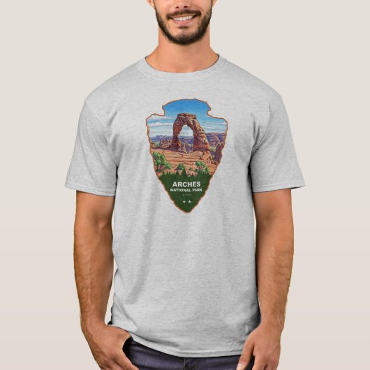 アーチーズ国立公園 ユタ州 矢じり Tシャツ (正面)
