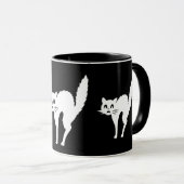 アーチ形にされたハロウィンのおもしろいな怒っている白い猫 マグカップ (正面右)