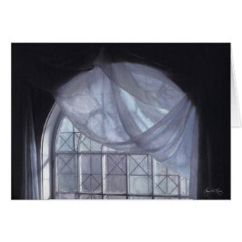 アーチ形にされた窓の青いカーテン