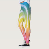 アーチ形にされる レギンス (左)