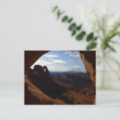 アーチ形の繊細なアーチ – 岩の窓から ポストカード (スタンド正面)