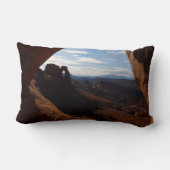 アーチ形の繊細なアーチ – 岩の窓から ランバークッション (裏面)