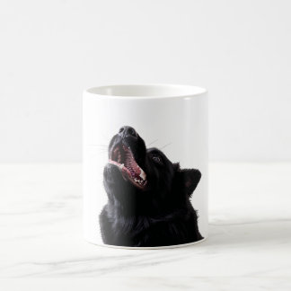 アーティスティックな黒犬の肖像写真 コーヒーマグカップ