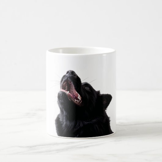 アーティスティックな黒犬の肖像写真 コーヒーマグカップ (中央)