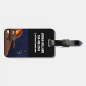 アーティストによるインサイトランダーの表現。 ラゲッジタグ (裏面横)