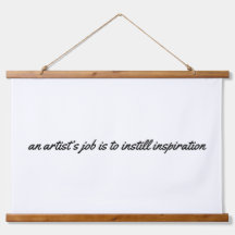 アーティストの仕事の木材を壁に貼ったタペストリー