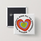 アートな看護の助手はハートにボタンをかけます 缶バッジ (正面&裏面)