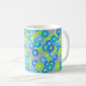 アートデコの花模様 - 青とライムグリーン コーヒーマグカップ (正面右)