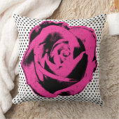 アートピンクポップ・アートのローズオンブラック&ホワイトポルカ クッション (ブランケット)