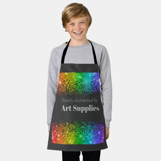 アート用品に気を取られるキッズエプロン エプロン (着用した状態)