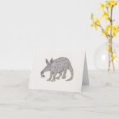 アードバークの黒いペンスケッチとアリの絡み合い カード (黄色い花)