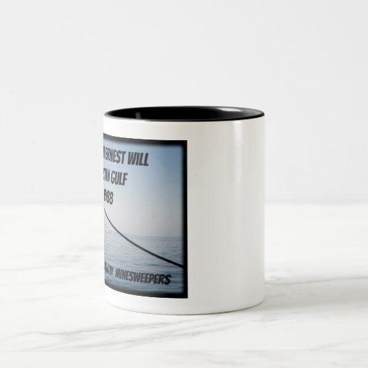 アーネスト作戦がコーヒーマグを運ぶ ツートーンマグカップ (中央)