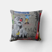 アーバングラフィティアート枕。ベルリンの壁、フード付きスウェットシャツ クッション (裏面)