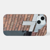 アーバンコントラスト：赤いレンガの上の白いカプストーン iPhone 15ケース (裏面横)