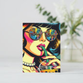 アーポップ・アートのト漫画本女ボバかわいらしを飲む ポストカード (スタンド正面)