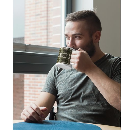 アーミーグリーンのヤシの葉の影パターン コーヒーマグカップ