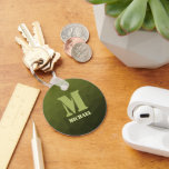 アーミーグリーンオリーブジオメトリックメッシュパターンモノグラム キーホルダー<br><div class="desc">モノグラムあなたのイニシャルと名前で彼のためのカスタムパーソナライズされた贈り物。アーミーグリーンオリーブのグラデーションの幾何学的メッシュパターン。アーミーグラディエントのジオメトリメッシュパターンのグラデーション三角形。軍の緑の濃いオリーブの色合い兵士のギア、迷彩柄。自然な軍隊風景、強靭性、持久力、レジリエンスを模倣している。アンダートーン自然は自然に接続され、接地する。軍隊レガシー、屋外ユーティリティを象徴。</div>