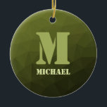 アーミーグリーンオリーブジオメトリックメッシュパターンモノグラム セラミックオーナメント<br><div class="desc">モノグラムあなたのイニシャルと名前で彼のためのカスタムパーソナライズされた贈り物。アーミーグリーンオリーブのグラデーションの幾何学的メッシュパターン。アーミーグラディエントのジオメトリメッシュパターンのグラデーション三角形。軍の緑の濃いオリーブの色合い兵士のギア、迷彩柄。自然な軍隊風景、強靭性、持久力、レジリエンスを模倣している。アンダートーン自然は自然に接続され、接地する。軍隊レガシー、屋外ユーティリティを象徴。</div>