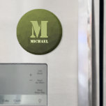 アーミーグリーンオリーブジオメトリックメッシュパターンモノグラム マグネット<br><div class="desc">モノグラムあなたのイニシャルと名前で彼のためのカスタムパーソナライズされた贈り物。アーミーグリーンオリーブのグラデーションの幾何学的メッシュパターン。アーミーグラディエントのジオメトリメッシュパターンのグラデーション三角形。軍の緑の濃いオリーブの色合い兵士のギア、迷彩柄。自然な軍隊風景、強靭性、持久力、レジリエンスを模倣している。アンダートーン自然は自然に接続され、接地する。軍隊レガシー、屋外ユーティリティを象徴。</div>