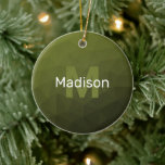 アーミーグリーン幾何学メッシュパターンモノグラムセラミ セラミックオーナメント<br><div class="desc">アーミーグリーン暗グラデーション色の幾何学的メッシュパターンモノグラムセラミッククリスマスツリーオーナメント。モノグラムあなたのカスタムイニシャルと名前でパーソナライズ。明るい暗いアーミーグリーンのグラディエントデザインを持つ三角形のジオメトグラデーションリメッシュモダン。</div>