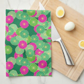 アールデコの花のパターン – 緑の色合い、明るい赤紫色 キッチンタオル (四つ折り)