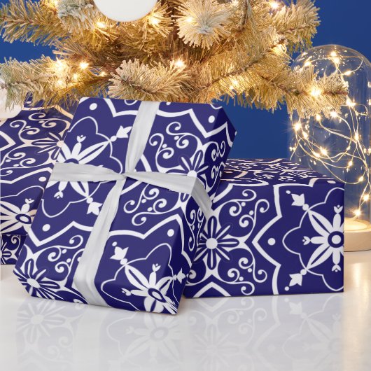 アールデコの青と白の抽象芸術タイル模様 ラッピングペーパー (クリスマス)
