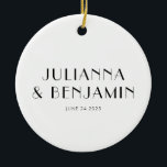 アールデコカスタム白黒新規名前キープサケ セラミックオーナメント<br><div class="desc">ミニマ祝ルで白いアールデコのデザインを備えたカスタムこのセエレガントラミックオーナメントに対する絶え間ない愛は、あなたの詳細とパーソナライズされた共に。新婚や思慮深い贈り物に最適な、このオーナメントは休日の装飾にクラシックの洗練さのtouchをもたらす。そのお洒落とスタイリッシュデザインは、真のヴィンテージファッションであなたの特別な日を記念して永続する記念インスパイア品となる。</div>