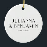 アールデコカスタム白黒新規名前キープサケ セラミックオーナメント<br><div class="desc">ミニマ祝ルで白いアールデコのデザインを備えたカスタムこのセエレガントラミックオーナメントに対する絶え間ない愛は、あなたの詳細とパーソナライズされた共に。新婚や思慮深い贈り物に最適な、このオーナメントは休日の装飾にクラシックの洗練さのtouchをもたらす。そのお洒落とスタイリッシュデザインは、真のヴィンテージファッションであなたの特別な日を記念して永続する記念インスパイア品となる。</div>