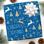 アールデコクリスマストインデア名前をカスタムするブルー金ゴールド ラッピングペーパー<br><div class="desc">あなたの休日のギフトを特別な名前をカスタムするラッピング紙。このエレガントデザインはアールデコ時代の到来インスパイアによるヴィンテージスタイルイラストを特徴とする。トナカイ、フェスティバルのクリスマスツリーや星を飛び回るレトロなタイポグラフィと組スタイリッシュみ合わせる。受信者の名前または家族の姓でテンプレートをパーソナライズする。タイムレスユニークスタイルとツイストを組み合わせたモダンデザイン!このシームレスパターンギフトラップは、マットまたは光沢のある仕上げで利用可能である。プリントされたカラー：青、白、および金ゴールドカラーのテクスチャ。</div>