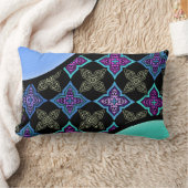 アールデコスターフラワーアクアバイオレットブルーonブラック–2 ランバークッション (ブランケット)