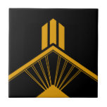 アールデコ金ゴールドマスター縁どドジオメトリブラック タイル<br><div class="desc">鮮明なアートデコスタイル金ゴールド幾何詳細オーナメント縁どで、黒の背景にセラミックタイルを装飾。金ゴールドはマスタード黄色の平らなカラープリントで、実際の金ゴールドカラーではありません。オリジナルユニークデザイン。アートデコモダンヴィンテージスタイルインテリアに最適。</div>