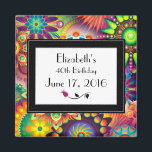 アールヌーボーデザイン花形模様誕生日 マグネット<br><div class="desc">芸術的なデコの花の形と多くのエキサイティングな色の回転鮮やかホイールのバースト。多くの違う形状とパターンの花びらと円と、より多くの重なり合うこのアールヌーボー装飾的なスタイルのパターン。鮮やかな色の様々なはっきりしたこのパタ与えーンの興奮とおもしろいは人生で破裂している。鮮やかなライムグリーン、日が差すことオレンジ、ターコイズブルー、タンジェリン、ブルゴーニュの赤が主な色。黒い枠が縁ど中央に置かれカスタマイズて、誕生日の情報がアートのデコフォントに入り、長いステムレッドのバラのイラストレーションが底に少し優雅に座る。</div>