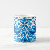 アールヌーボーバードアンドフラワータペストリー、ブルー&ホワイト コーヒーマグカップ (中央)