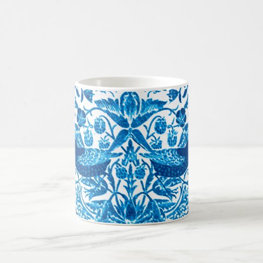 アールヌーボーバードアンドフラワータペストリー、ブルー&ホワイト コーヒーマグカップ (中央)